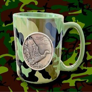 HERITAGE Metalworks Mallard 3D Pewter Emblem on 15 oz Camouflage Mug